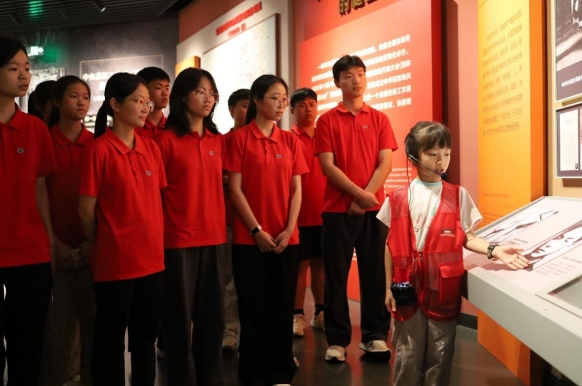 红孩子讲解员郭景添为队员生动讲解苏区历史。(李圆 摄) 红孩子讲解员郭景添为队员生动讲解苏区历史。(李圆 摄)