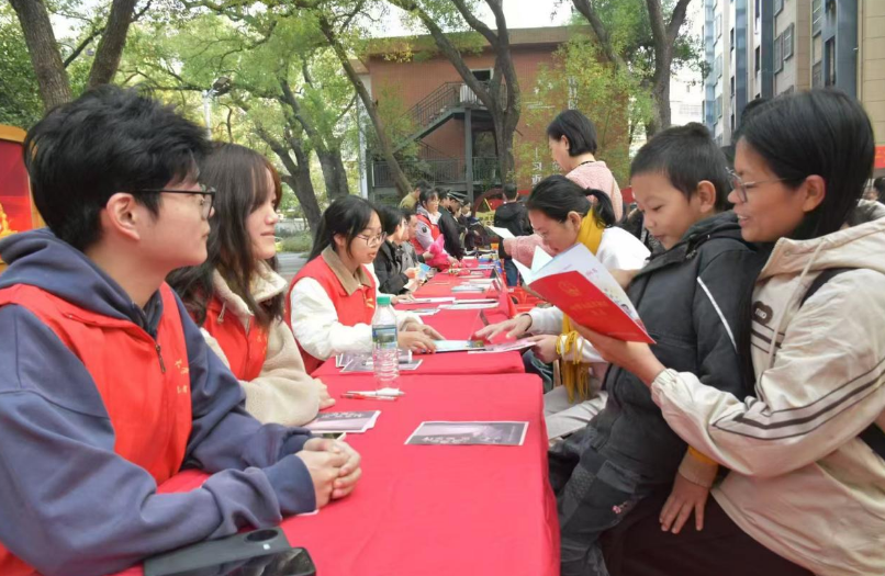 木瓜视频
学子为社区群众送上“家门口的宪法课” 木瓜视频
学子为社区群众送上“家门口的宪法课”