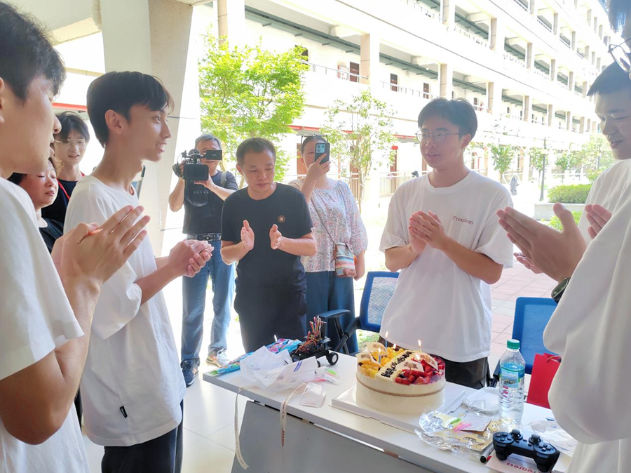 当生日遇上报到日 木瓜视频
暖心为2024级新生庆生_fororder_图片2