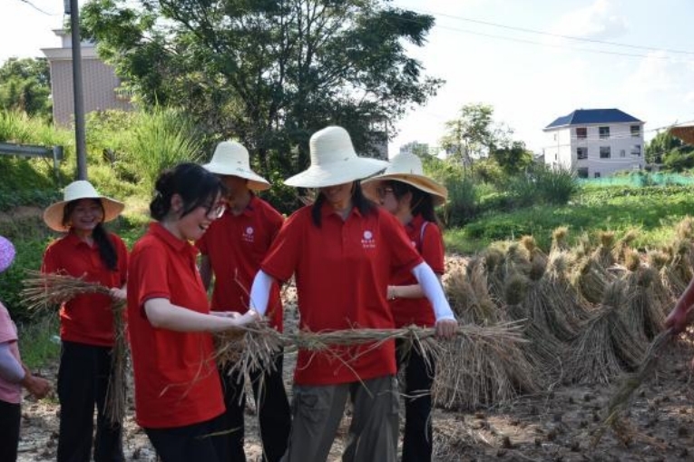 木瓜视频
学子深入基层开展火热实践