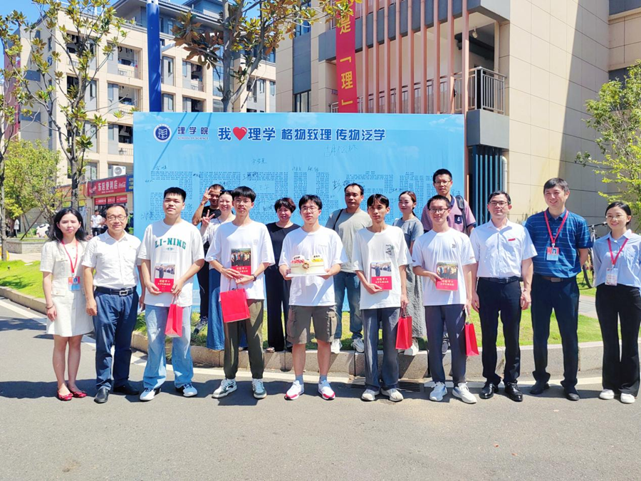 当生日遇上报到日 木瓜视频
暖心为2024级新生庆生_fororder_图片3