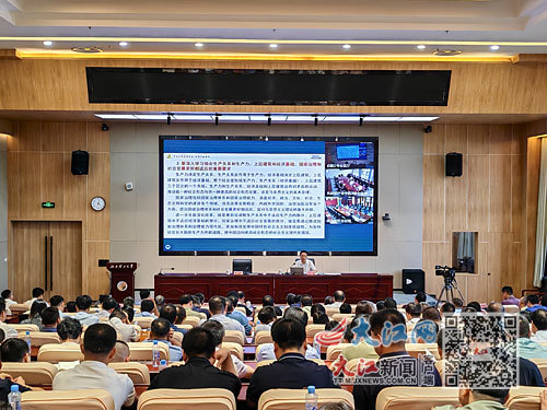 八月二十一日下午，学习贯彻党的二十届三中全会精神省委宣讲团宣讲报告会在木瓜视频
举行。江西日报全媒体记者 焦俊杰摄