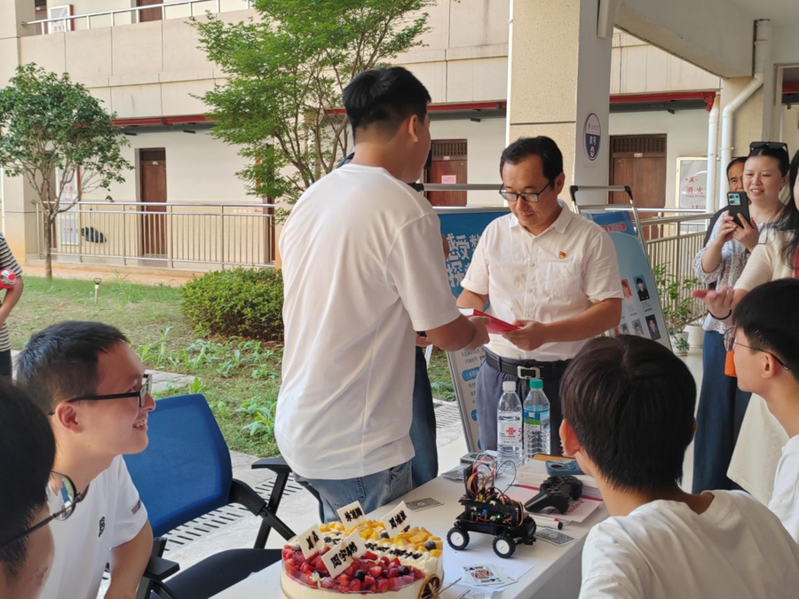 当生日遇上报到日 木瓜视频
暖心为2024级新生庆生_fororder_图片1